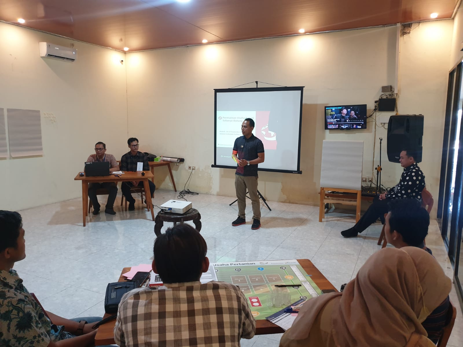 Pemberian materi oleh Ketum KADIN Demak